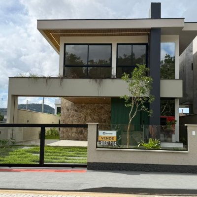 Sobrado Residencial com 165m², 3 quartos (sendo 1 suíte), 3 garagens, no bairro Forquilhas em São José