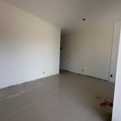 Casa Residencial com 49m², 2 quartos, 2 garagens, no bairro Forquilhas em São José
