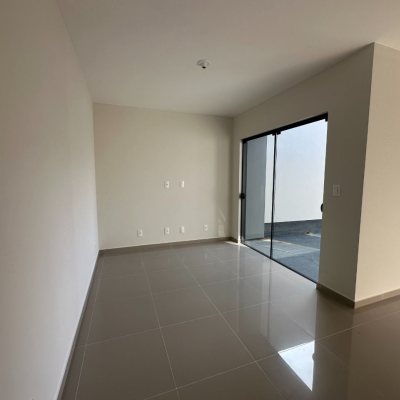 Casa Residencial com 49m², 2 quartos, 2 garagens, no bairro Forquilhas em São José