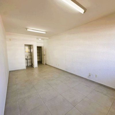 Sala com 26m², 1 garagem, no bairro Estreito em Florianópolis