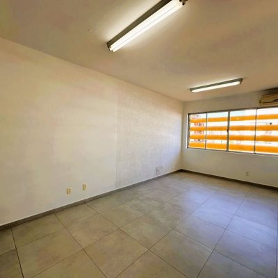 Sala com 26m², 1 garagem, no bairro Estreito em Florianópolis