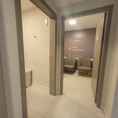 Loja com 65m², no bairro Campinas em São José