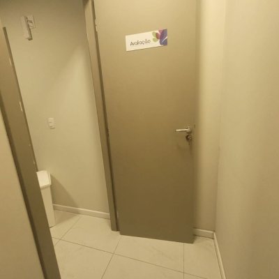 Loja com 65m², no bairro Campinas em São José