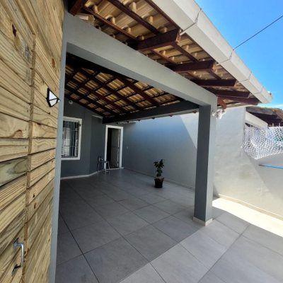 Casa Residencial com 91m², 2 quartos, 2 suítes, 1 garagem, no bairro Ingleses do Rio Vermelho em Florianópolis