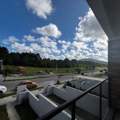 Sobrado Residencial com 103m², 2 quartos, 2 suítes, 1 garagem, no bairro São João Do Rio Vermelho em Florianópolis