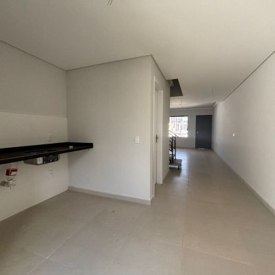 Sobrado Residencial com 103m², 2 quartos, 2 suítes, 1 garagem, no bairro São João Do Rio Vermelho em Florianópolis