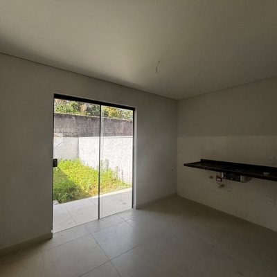 Sobrado Residencial com 103m², 2 quartos, 2 suítes, 1 garagem, no bairro São João Do Rio Vermelho em Florianópolis