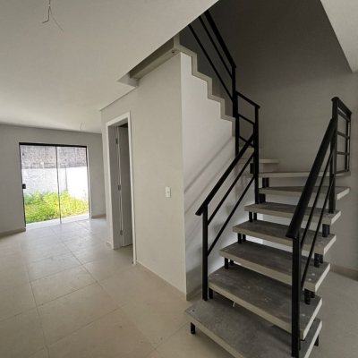 Sobrado Residencial com 103m², 2 quartos, 2 suítes, 1 garagem, no bairro São João Do Rio Vermelho em Florianópolis