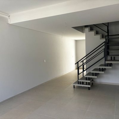 Sobrado Residencial com 103m², 2 quartos, 2 suítes, 1 garagem, no bairro São João Do Rio Vermelho em Florianópolis