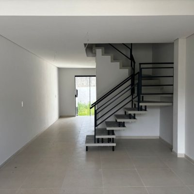 Sobrado Residencial com 103m², 2 quartos, 2 suítes, 1 garagem, no bairro São João Do Rio Vermelho em Florianópolis