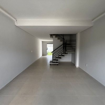 Sobrado Residencial com 103m², 2 quartos, 2 suítes, 1 garagem, no bairro São João Do Rio Vermelho em Florianópolis