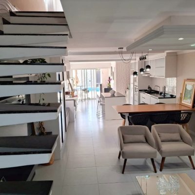 Sobrado Residencial com 115m², 3 quartos, 2 suítes, 1 garagem, no bairro São João Do Rio Vermelho em Florianópolis