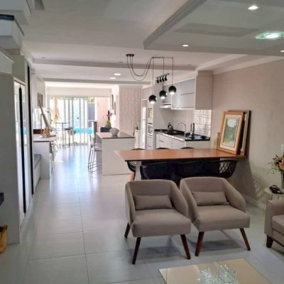 Sobrado Residencial com 115m², 3 quartos, 2 suítes, 1 garagem, no bairro São João Do Rio Vermelho em Florianópolis