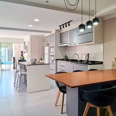 Sobrado Residencial com 115m², 3 quartos, 2 suítes, 1 garagem, no bairro São João Do Rio Vermelho em Florianópolis