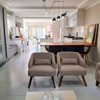 Sobrado Residencial com 115m², 3 quartos, 2 suítes, 1 garagem, no bairro São João Do Rio Vermelho em Florianópolis