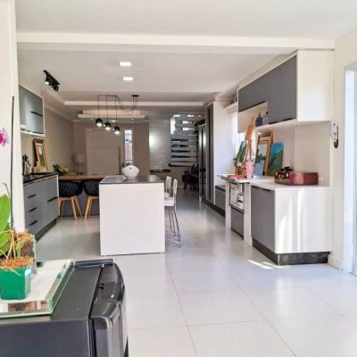 Sobrado Residencial com 115m², 3 quartos, 2 suítes, 1 garagem, no bairro São João Do Rio Vermelho em Florianópolis