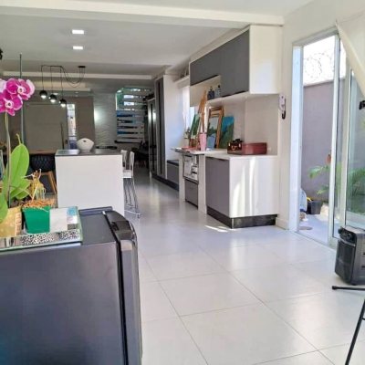 Sobrado Residencial com 115m², 3 quartos, 2 suítes, 1 garagem, no bairro São João Do Rio Vermelho em Florianópolis