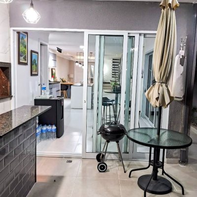 Sobrado Residencial com 115m², 3 quartos, 2 suítes, 1 garagem, no bairro São João Do Rio Vermelho em Florianópolis