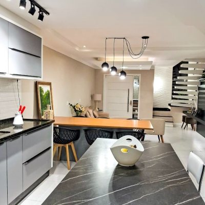 Sobrado Residencial com 115m², 3 quartos, 2 suítes, 1 garagem, no bairro São João Do Rio Vermelho em Florianópolis