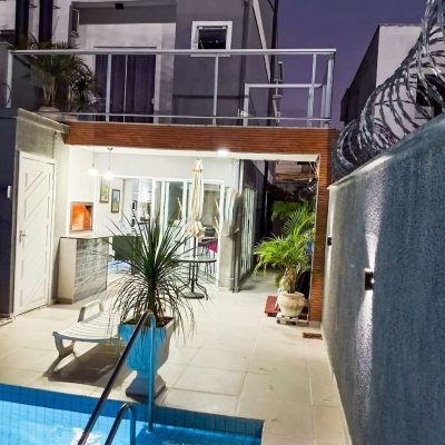 Sobrado Residencial com 115m², 3 quartos, 2 suítes, 1 garagem, no bairro São João Do Rio Vermelho em Florianópolis