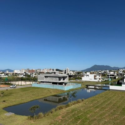 Casa em Condomínio com 500m², 4 quartos, 4 suítes, 2 garagens, no bairro Pedra Branca em Palhoça