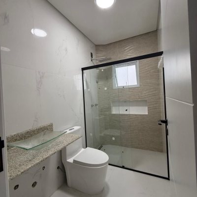 Casa em Condomínio com 127m², 3 quartos (sendo 3 suítes), 2 garagens, no bairro Rio Vermelho em Florianópolis