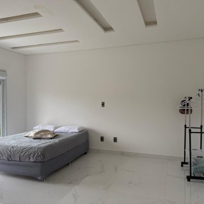 Casa em Condomínio com 127m², 3 quartos (sendo 3 suítes), 2 garagens, no bairro Rio Vermelho em Florianópolis