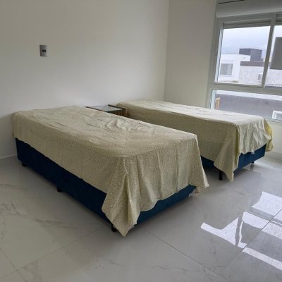 Casa em Condomínio com 127m², 3 quartos (sendo 3 suítes), 2 garagens, no bairro Rio Vermelho em Florianópolis