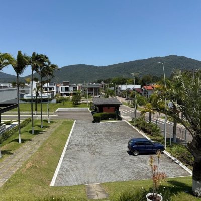 Casa em Condomínio com 127m², 3 quartos (sendo 3 suítes), 2 garagens, no bairro Rio Vermelho em Florianópolis