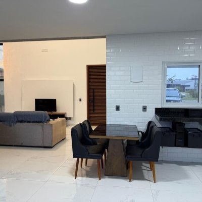 Casa em Condomínio com 127m², 3 quartos (sendo 3 suítes), 2 garagens, no bairro Rio Vermelho em Florianópolis