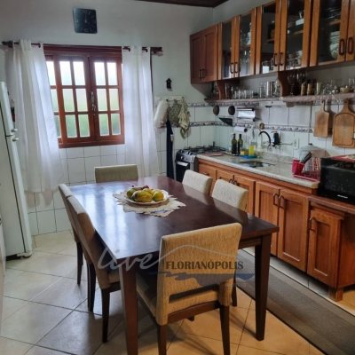 Casa Residencial com 155m², 2 quartos, 1 suíte, 6 garagens, no bairro Ratones em Florianópolis