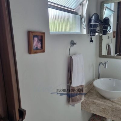 Casa Residencial com 155m², 2 quartos, 1 suíte, 6 garagens, no bairro Ratones em Florianópolis